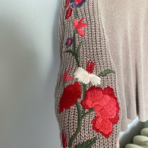 American Eagle embroidered sleeve sweater - Picture 2 of 3